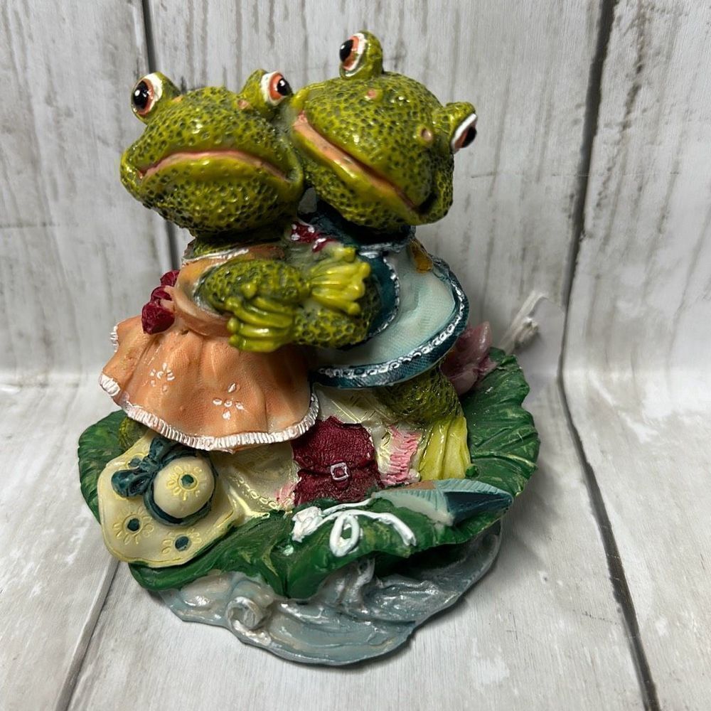 Frog Figurines 2 Hugging Frogs Animal Resin‎ Home Decor